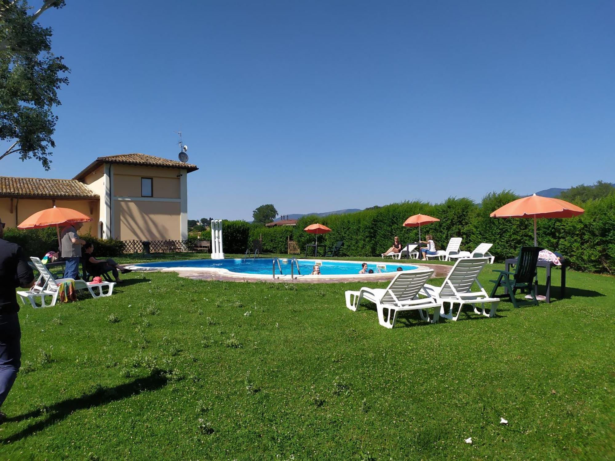 Hotel Villaggio Le Stelline Montefalco Bagian luar foto